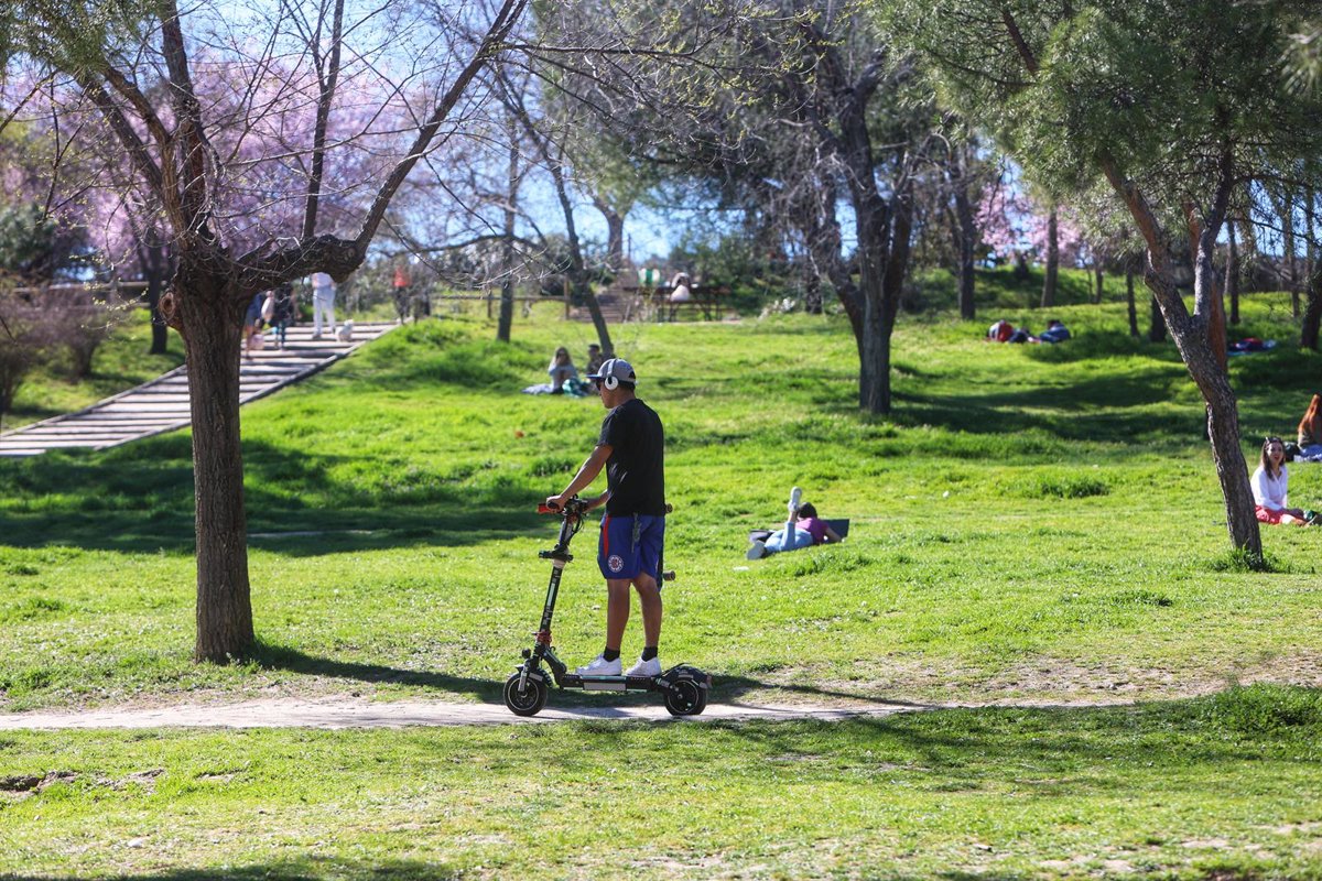 Las temperaturas caerán de forma generalizada este lunes en España, con posibles tormentas fuertes en el Cantábrico