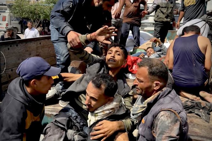 1º de junho de 2025, Khan Younis, Faixa de Gaza, Território Palestino: Palestinos transportam os feridos e os que perderam a vida para o Hospital Nasser, em Khan Yunis, depois que soldados israelenses abriram fogo contra palestinos que tentavam chegar aos