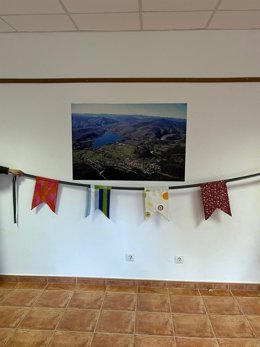 El Rasillo de Cameros se prepara para unas fiestas sostenibles con banderines de ropa reciclada
