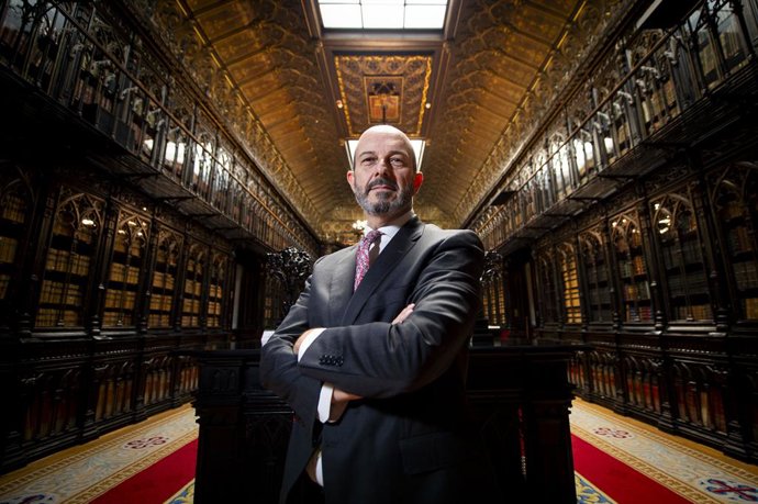 O Presidente do Senado, Pedro Rollán, posa após uma entrevista para a Europa Press, no Senado, em 29 de maio de 2025, em Madri (Espanha). Pedro Rollán é presidente do Senado desde agosto de 2023. Anteriormente, ele foi presidente interino da Comuni