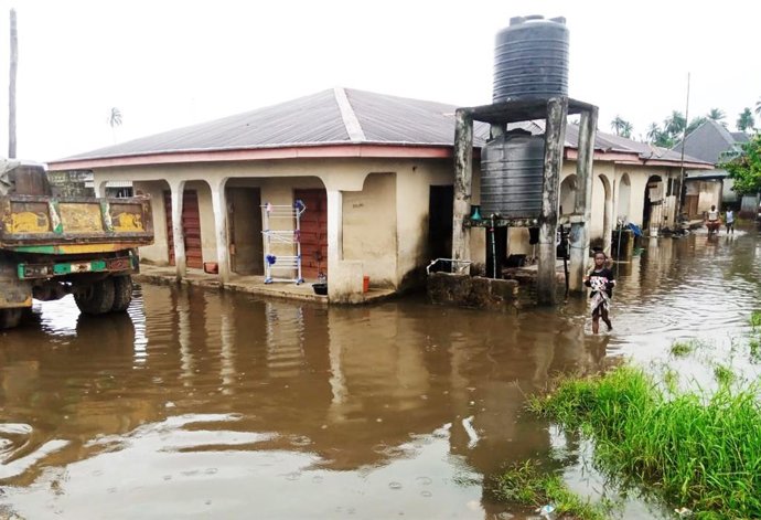 Archivo - Fotografía de archivo de una zona inundada en el estado de Rivers, en Nigeria