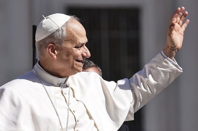 01 June 2025, Vatican, Vatican City: Pope Leo XIV waves to pepople from the Popemobile as he arrives to celebrate the Holy Mass for the Jubilee of Families, Children, Grandparents and the Elderly, in Saint Peter's Square, at the Vatican. Photo: Evandro In