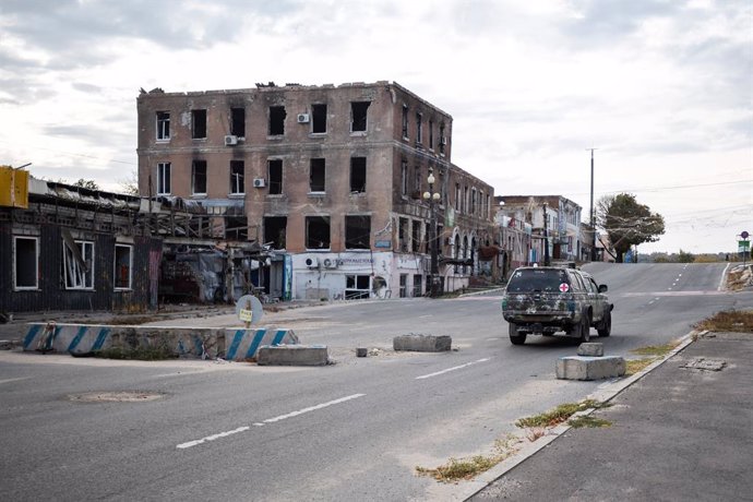 Archivo - October 13, 2024, Kupyansk, Kharkiv, Ukraine: A military vehicle drives through a roadblock near destroyed buildings in Kupyansk.