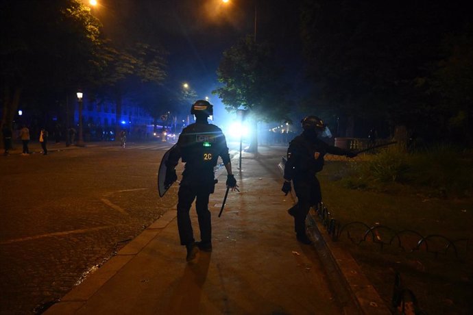 01 June 2025, France, Paris: French riot police on duty after clashes erupted at Paris Saint-Germain Champions League title celebrations in Paris. Photo: Julien Mattia/Le Pictorium via ZUMA Press/dpa