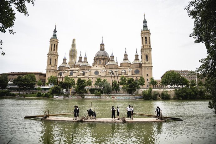 Una navata recorre el río Ebro a su paso por el tramo urbano de Zaragoza, a 1 de junio de 2025. Una navata ha recorrido el Ebro con motivo del rodaje del documental 'Cierzo y sed', que recoge las fiestas, oficios y paisajes de esta zona de la provincia