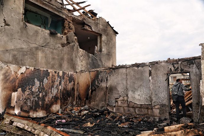6 de maio de 2025, região de Odesa, Ucrânia: Yurii examina as ruínas de sua casa destruída por um ataque de drones russos na região de Odesa, Ucrânia, em 6 de maio de 2025.