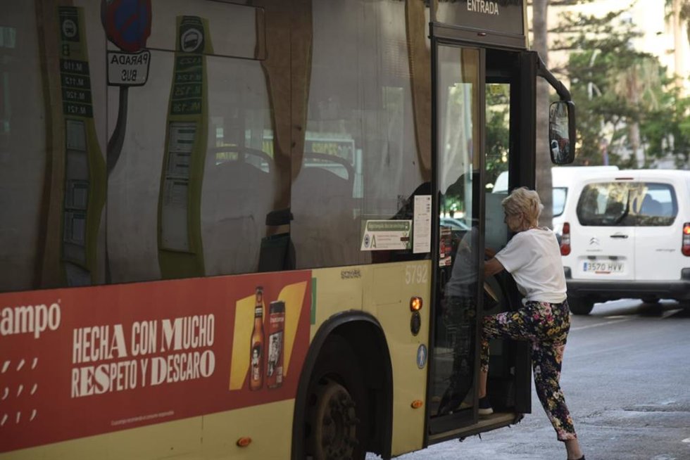 Mujer toma un autobús.