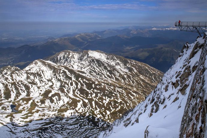 Archivo - Arquivo - 29 de setembro de 2020, Occitânia, França: Ponto de vista do Observatório do Pic du Midi de Bigorre, Hautes Pyrenees, Midi Pyrenees, França. O Ponton dans le ciel de 12 m, uma passarela de vidro no alto dos Pirineus no Pic du Midi de B