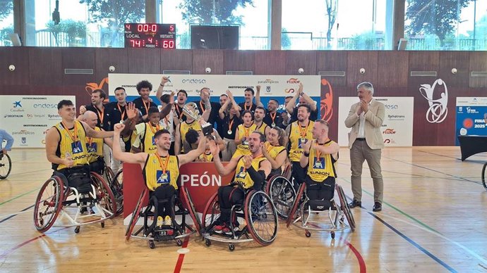 Los jugadores del CD Ilunion celebran el título de la Superliga Fundación ONCE 2024-2025