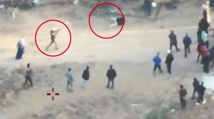 Um indivíduo armado atira contra civis de Gaza em Khan Younis, na Faixa de Gaza.