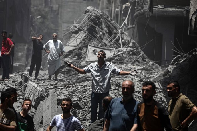 1 de junho de 2025, Cidade de Gaza, Faixa de Gaza, Território Palestino: A operação de busca e resgate está sendo iniciada em meio aos escombros da área residencial demolida após um ataque aéreo israelense na Cidade de Gaza, Gaza, em 1º de junho de 2025