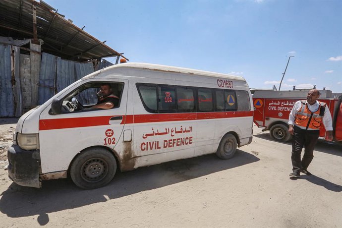 Archivo - Arquivo - 10 de agosto de 2024, Zawaida, Faixa de Gaza, Território Palestino: Trabalhadores palestinos consertam ambulâncias e carros de bombeiros em uma oficina mecânica na cidade de Az-Zawaida, no centro da Faixa de Gaza, em 10 de agosto de 20