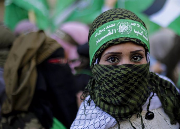 Archivo - December 14, 2019, Gaza City, The Gaza Strip, Palestine: Palestinian woman wears a headband with Arabic that reads: ''No God but Allah and Muhammed is his messenger, al-Qassam Brigades'' during a mass rally marking the 32nd anniversary of the fo