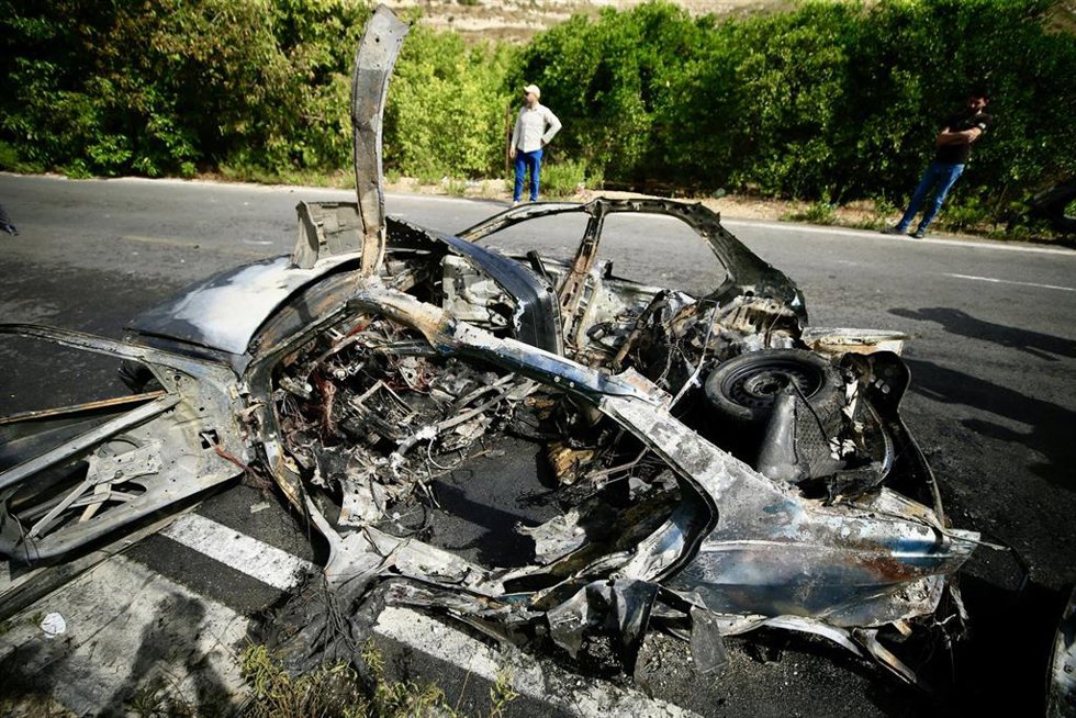 Vista de un vehículo siniestrado por un dron israelí en Mazraat Jemjin, en Líbano