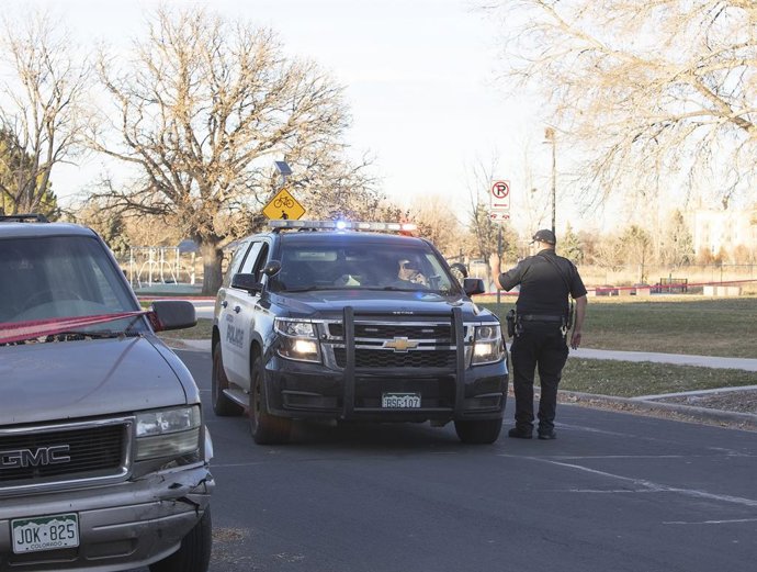 Archivo - Arquivo - 15 de novembro de 2021, Denver, Colorado, EUA: A polícia de Aurora patrulha a área da cena do crime no tiroteio do Nome Park, em frente à Aurora Central High School, em Aurora, CO, nesta tarde. 6 adolescentes de 14 a 18 anos foram bale