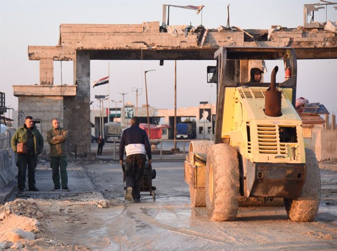 Archivo - AL-ARIDA BORDER CROSSING, Dec. 1, 2024  -- A road roller is at work near the reopened Al-Arida border crossing connecting Lebanon and Syria on Nov. 30, 2024. Israeli warplanes carried out airstrikes targeting 10 official and unofficial border cr