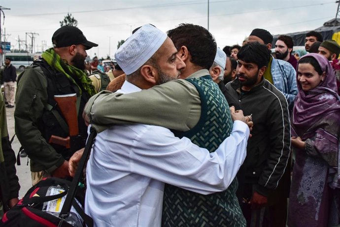 Dos peregrinos se abrazan en Indonesia antes de que uno de los dos parta hacia Meca