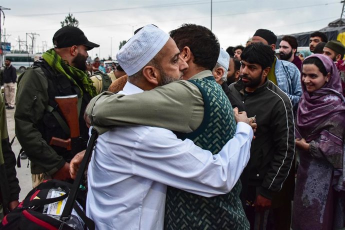 4 de maio de 2025, Srinagar, Índia: Um peregrino muçulmano da Caxemira dá um abraço de despedida em seu parente quando parte para a peregrinação anual do Hajj à cidade sagrada de Meca, em Srinagar. O primeiro grupo de peregrinos de Srinagar partiu para Ma