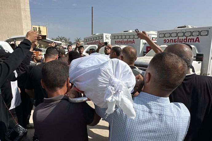June 1, 2025, Khan Yunis, Gaza Strip, Palestinian Territory: Palestinians mourn the loss of their loved ones killed in Nasser Hospital for after Israeli soldiers opened fire at Palestinians trying to reach the points where US aid is distributed west of Ra