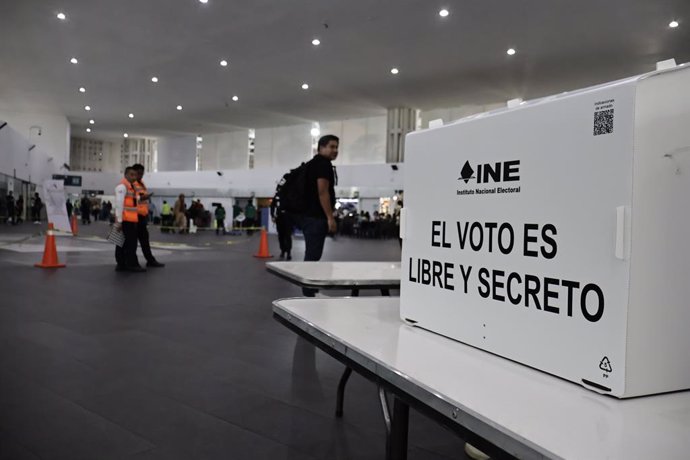 June 1, 2025, Mexico, Cdmx, Mexico: A special voting booth has been set up at Mexico City International Airport (AICM) so that Mexicans traveling to or returning to the city can exercise their right to vote in the democratic and popular election of the ne