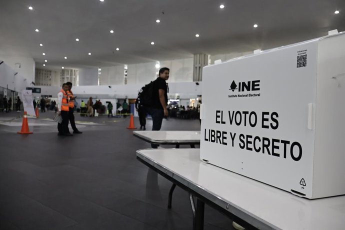 1º de junho de 2025, México, Cdmx, México: Uma cabine de votação especial foi montada no Aeroporto Internacional da Cidade do México (AICM) para que os mexicanos que viajam para a cidade ou retornam a ela possam exercer seu direito de voto na eleição demo