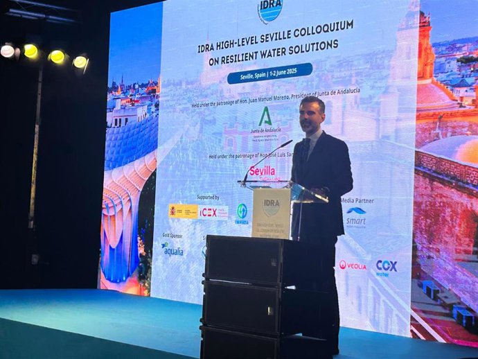 El consejero de Agricultura, Pesca, Agua y Desarrollo Rural, Ramón Fernández-Pacheco, en un encuentro previo al Congreso que celebra en Sevilla la Asociación Internacional de Desalación y Reutilización (IDRA)