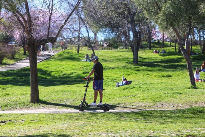Archivo - Un hombre montando en patinete en la Casa de Campo, a 19 de marzo de 2023, en Madrid (España). A falta de un día para que comience la primavera, el lunes 20 de marzo, los madrileños han salido a disfrutar del buen tiempo en terrazas y parques. S