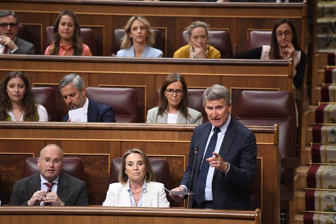 El presidente del Partido Popular, Alberto Núñez Feijóo, interviene durante una sesión de control al Gobierno, en el Congreso de los Diputados, a 7 de mayo de 2025, en Madrid (España). El presidente del Gobierno comparece en el Congreso para dar explicaci