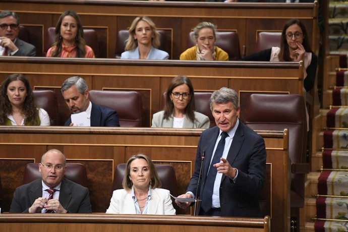 O Presidente do Partido Popular, Alberto Núñez Feijóo, fala durante uma sessão de controle do Governo, no Congresso dos Deputados, em 7 de maio de 2025, em Madri (Espanha). O Presidente do Governo comparece ao Congresso para dar uma explicação sobre o