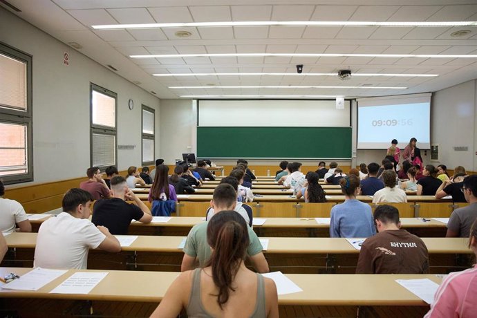 Archivo - Alumnos en un aula al comienzo de un examen, el primer día de la Evaluación de Acceso a la Universidad (EvAU), en la Politécnica de la Universidad de Alcalá de Henares, a 3 de junio de 2024, en Alcalá de Henares, Madrid (España). 