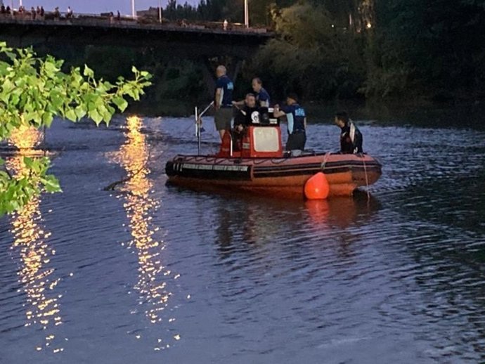 Imagen del rescate del varón desaparecido en el río Pisuerga en Valladolid