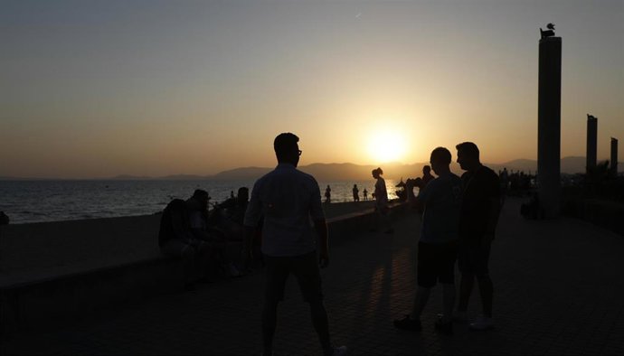 Archivo - 21 July 2022, Spain, El Arenal: Tourists linger on the beach of Arenal on the vacation island of Mallorca. Photo: Clara Margais/dpa