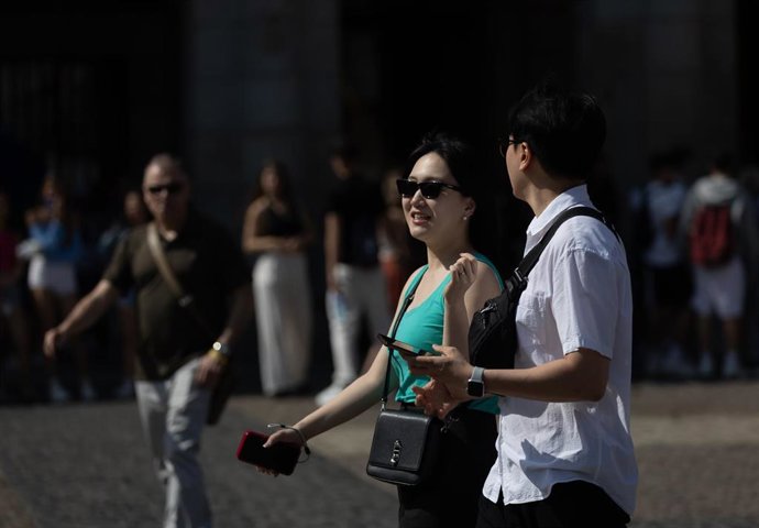 Archivo - Turistas caminan por las calles de Madrid, a 4 de junio de 2024, en Madrid (España). La Comunidad de Madrid recibió más de dos millones y medio de turistas internacionales de enero a abril, lo que supone un aumento del 21,6% respecto al mismo pe