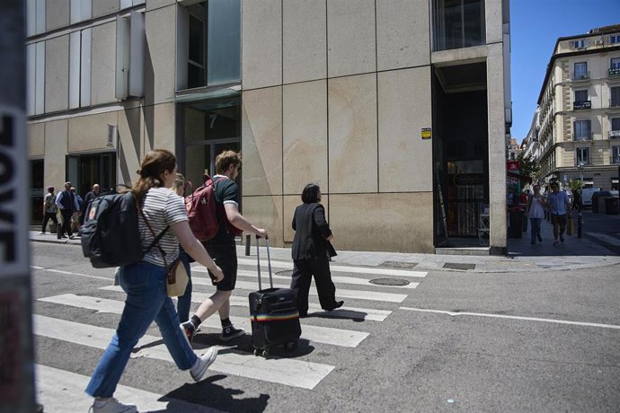 Turistas en el centro de Madrid tras el anuncio del ministerio de Consumo de bloquear casi 66.000 anuncios ilegales, a 19 de mayo de 2025, en Madrid (España). 