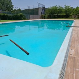 Destrozan las duchas y escaleras de la piscina municipal de Geldo