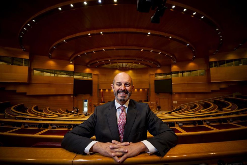 El presidente del Senado, Pedro Rollán, posa tras una entrevista para Europa Press, en el Senado, a 29 de mayo de 2025, en Madrid (España).