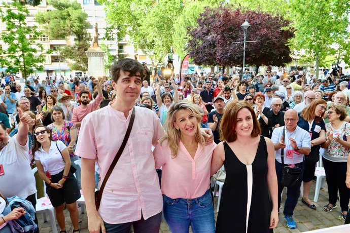 Archivo - (I-D) El coordinador de IUCyL, Juan Gascón; la vicepresidenta primera, Yolanda Díaz y la candidata de Sumar para las elecciones europeas, María Sánchez, durante un acto de campaña en Sumar, en la plaza de la Universidad, a 30 de mayo de 2024, en