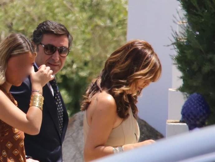 Raquel Bollo y Mariano Jorge Gutiérrez llegan a la celebración de la primera comunión de Ana Rivera desmintiendo los rumores de ruptura