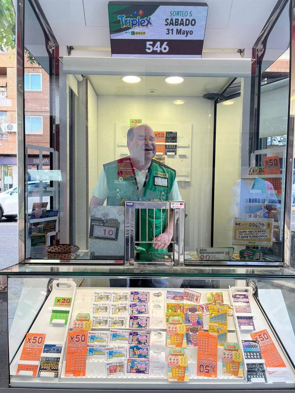 El vendedor de la ONCE Tomás Lara, en su quiosco en Badajoz.
