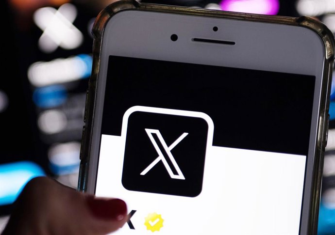 Archivo - FILED - 24 de julho de 2023, Berlim: O perfil oficial da Plataforma X na tela de um smartphone mostra a letra X branca em um fundo preto. A Comissão Europeia está tomando medidas legais contra a plataforma de mídia social X de Elon Musk, anterio