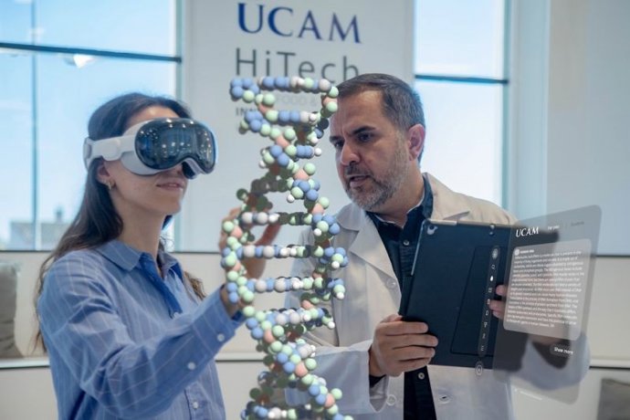 Instante de una práctica de ciencias de la salud con las gafas de realidad virtual.