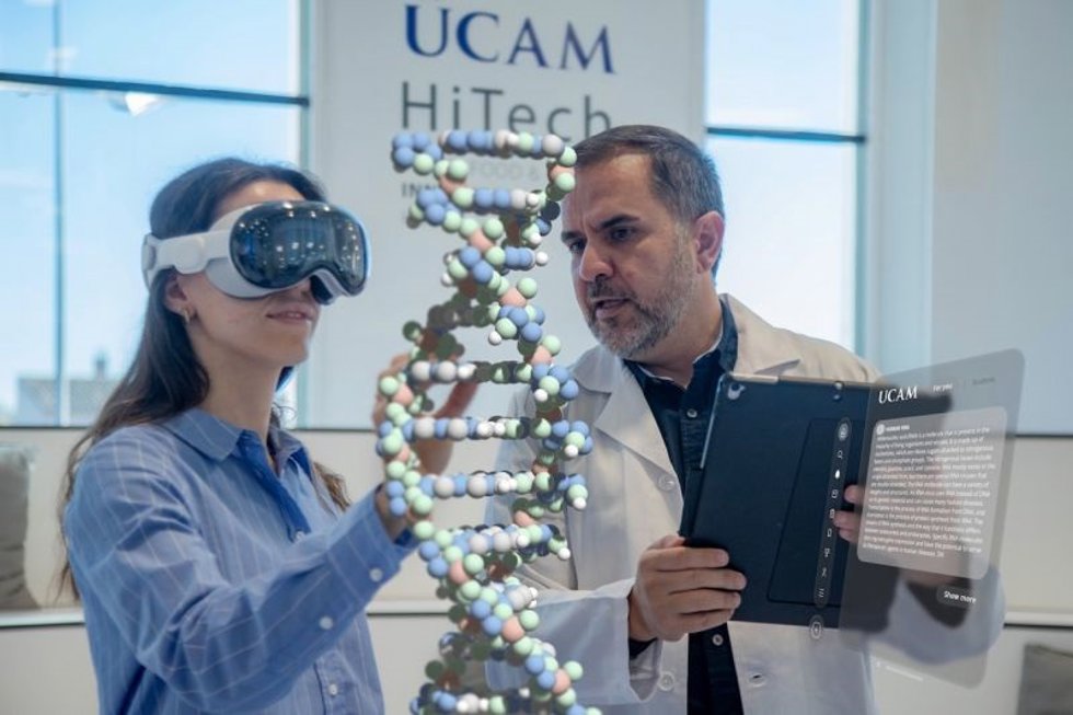 Instante de una práctica de ciencias de la salud con las gafas de realidad virtual.