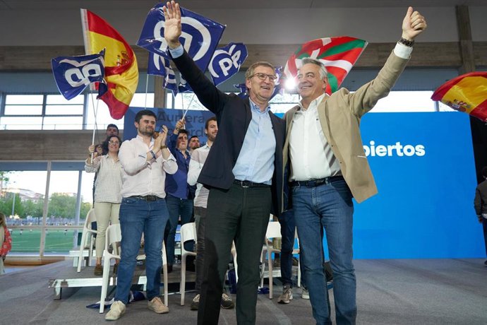 Archivo - El líder del PP, Alberto Nuñez Feijóo (i), y  el presidente del PP vasco, Javier de Andrés (d)