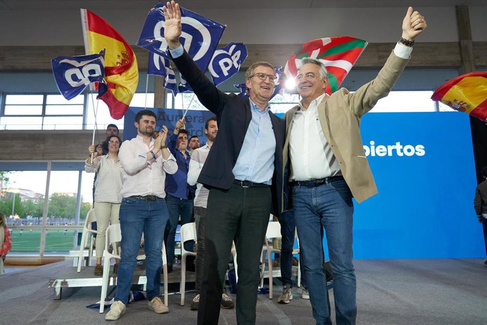 Archivo - El líder del PP, Alberto Nuñez Feijóo (i), y  el presidente del PP vasco, Javier de Andrés (d)