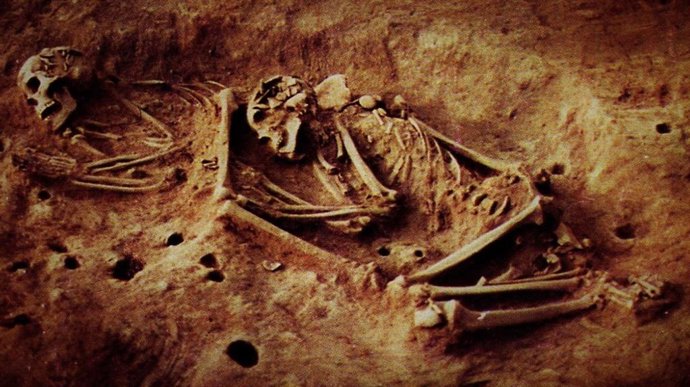 Esqueletos de dois indivíduos caçadores-coletores escavados no sítio arqueológico de Checua (Altiplano de Bogotá).
