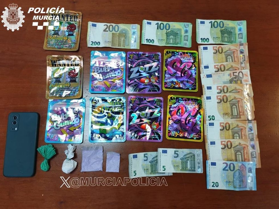 Imagen de la droga y el dinero incautado por la Policía Local de Murcia