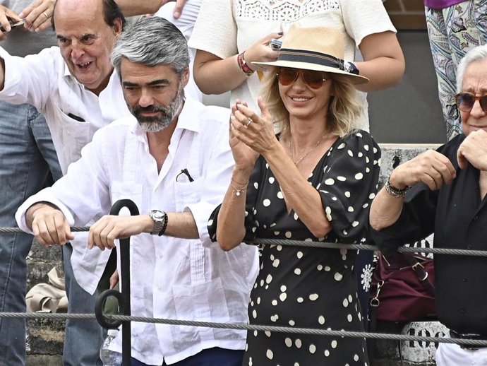 Luis Enríquez y Susanna Griso durante la corrida de toros de Morante de la Puebla, Manzanares y Juan Ortega en la plaza de Aranjuez