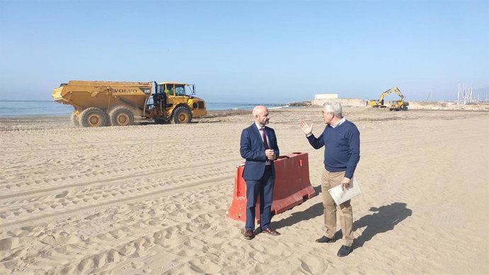 Archivo - El subdelegado del Gobierno, Javier Salas, informa de regeneración entre las playas de Venus y Punta del Ancón en Marbella