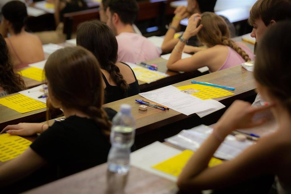 Archivo - Varios alumnos antes de comenzar uno de los exámenes de las pruebas de acceso a la universidad.