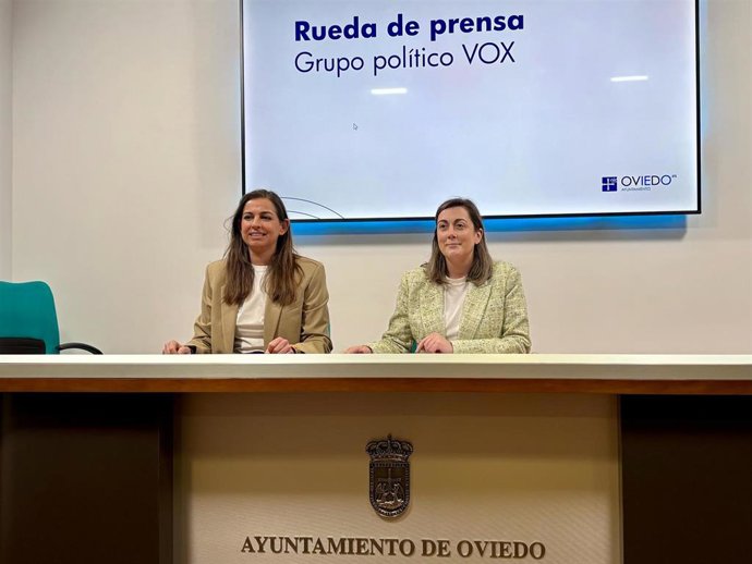 Archivo - La concejal de Vox en Oviedo, Alejandra González y la portavoz del Grupo Municipal Vox Oviedo, Sonsoles Peralta.